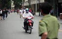 Xe máy, xe đạp lạng lách trong phố đi bộ Hà Nội