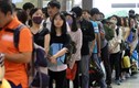 Dân xếp hàng đông nghịt mua vé xe rời Hà Nội về quê nghỉ lễ