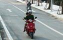 Xe máy nối đuôi nhau đi ngược chiều trên “con đường vàng” ở Hà Nội