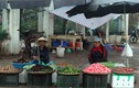 Ảnh kỳ lạ: Người Hà Nội co ro trong mưa lạnh giữa mùa hè