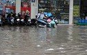 Ảnh: Mưa cực lớn khiến đường phố Hà Nội biến thành sông