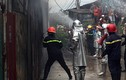 Ảnh: Cảnh sát dùng búa phá tôn cứu hỏa cháy xưởng nhựa ở Hà Nội