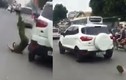 Hà Nội: Điều tra ô tô tông cảnh sát ngã lăn ra đường