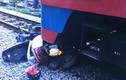 Bị tàu hỏa đâm trực diện, người phụ nữ đi xe máy bất tỉnh