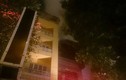 Hà Nội: Quán karaoke 4 tầng bốc cháy ngùn ngụt trong đêm