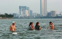Ảnh: Nam thanh nữ tú và chó cưng ở "bể bơi" lớn nhất Hà Nội