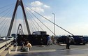 Ảnh: Khốn khổ các phương tiện "bò" trên cầu Nhật Tân vì lật xe tải