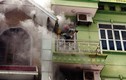 Leo thang phá cửa dập vụ cháy nhà 5 tầng ở Hà Nội