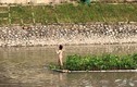 Lạ lùng cô gái cởi quần áo bơi lội tung tăng sông Tô Lịch
