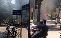Xe tải bốc cháy kèm theo tiếng nổ lớn lao vun vút giữa đường phố Hà Nội