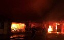 Hiện trường khói lửa cháy khủng khiếp loạt ki ốt ở Lai Xá, Hoài Đức