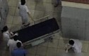 Nam bệnh nhân bất ngờ nhảy lầu ở Bệnh viện Bạch Mai