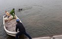 Cảnh sát bơi xuống hồ Linh Đàm lạnh lẽo giải cứu người đàn ông