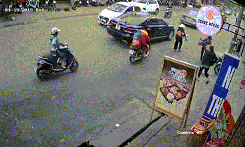 Video: Kinh hoàng ô tô “điên” đâm hàng loạt người tại Hà Nội
