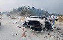 Ô tô Mazda 6 lật “phơi bụng” trên cao tốc Nội Bài - Lào Cai