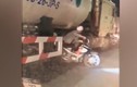 Video: Hãi hùng hàng loạt xe máy chui qua bụng xe bồn để sang đường