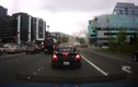 Video: Cẩu tháp đổ sập 'gây tai họa' cho nhiều xe trên đường 
