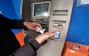 Cây ATM ở Hà Nội cáu bẩn, khách sợ Covid-19 phải mang theo nước rửa tay 