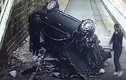 Video: Tránh mèo, ô tô mất lái lao thẳng vào tường nát bét 