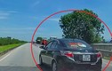Video: Ôtô đi lùi ở làn 100 km/h trên cao tốc