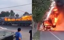 Video: Tài xế lái xe xe tải bốc cháy di chuyển ra xa cây xăng