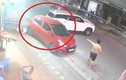 Video: Ôtô lùi ra đường bất cẩn va chạm với xe khác