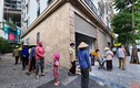 Người nghèo xếp hàng từ sáng nhận gạo miễn phí ở “cây ATM“