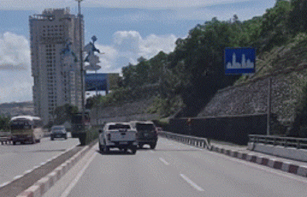 Video: Màn “đụng độ” của 2 chiếc xe bán tải Ford Range và Prado giữa đường