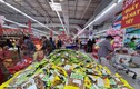 Hàng hóa Tết siêu thị dồi dào, khách mua sắm thưa thớt