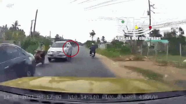 Video: Ngã xuống đường sau va chạm, người đàn ông bị ô tô cán tử vong