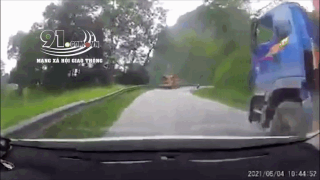 Video: Vượt ẩu khúc cua, ô tô gây tai nạn liên hoàn trên đèo Mã Phục