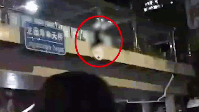 Video: Thất tình nhảy cầu tự tử, người đàn ông bị cuốn vào gầm xe 