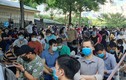 Hà Nội: Người dân chen chúc chờ tiêm vắc xin phòng COVID-19 