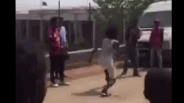 Video: Tỉ thí giữa phố, võ sĩ ngã đập mặt xuống đường sau cú đá lỗi