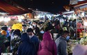 Người dân đội mưa rét mua hoa trong phiên chợ đêm cuối cùng năm Tân Sửu