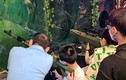 Hà Nội: Phụ huynh vô tư dạy trẻ nhỏ bắn súng bạo lực ở Aeon Mall Hà Đông 