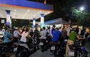 Hà Nội: Giá xăng giảm, người dân “rồng rắn” xếp hàng đi đổ lúc nửa đêm