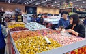 Bánh kẹo, giỏ quà Tết ngập tràn siêu thị ở Hà Nội 
