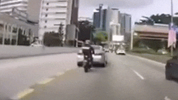 Clip: Phanh gấp trước đầu xe máy để trả thù, tài xế ô tô nhận kết đắng
