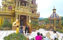 Người dân nườm nượp check-in lâu đài dát vàng ở Nghệ An