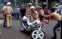 Tranh cãi clip “Thanh niên hất đổ xe CSGT Gia Lai“