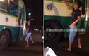 Thanh niên manh động đập kính xe buýt, bị phụ xe đuổi đánh