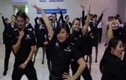 Cảnh sát ở sân bay nhảy múa xì tin đón khách