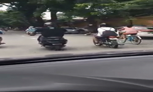 Hai thanh niên “làm xiếc” điên đảo trên xe máy giữa HN