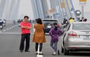 Ngán ngẩm cảnh bát nháo trên cầu Nhật Tân vừa khánh thành