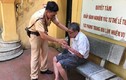 Cảnh sát giao thông Hà Nội đưa người dân say nắng về nhà