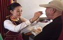 Nữ tiếp viên hàng không xinh đẹp bón cơm cho cụ già