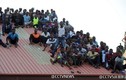 Xem bóng đá kiểu Nigeria: Đông quá hết chỗ, ngồi lên cả đầu nhau