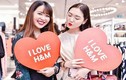 Hot girl check-in tại cửa hàng H&M, Zara đầu tiên tại Hà Nội