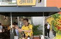 2 đại gia giàu nức tiếng Sài Gòn bưng bê cà phê, đứng phục vụ khách